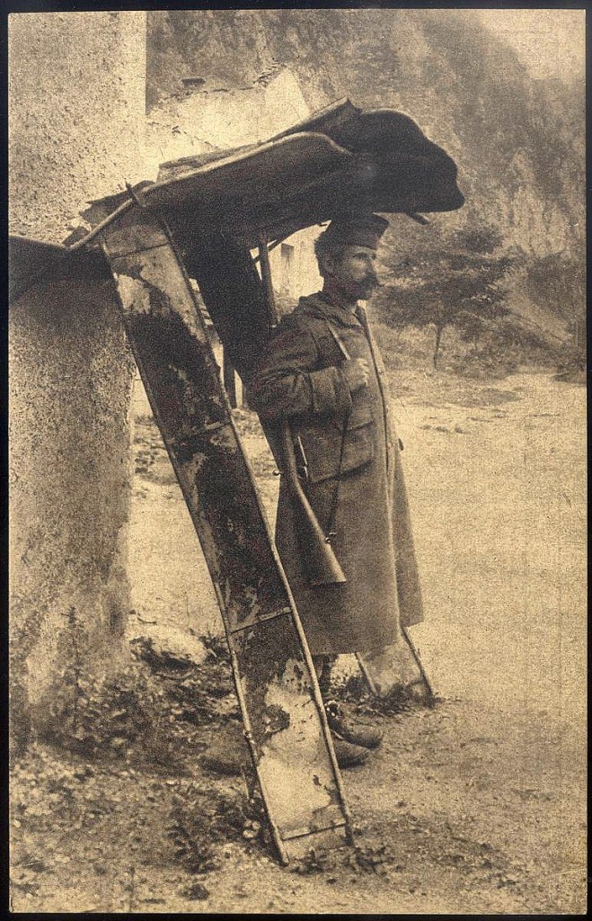 2. Srpski vojnik cuva strazu pod strazarom napravljenom od kreveta u Dobrunu, u Bosni