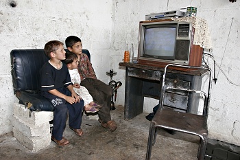 people-watching-tv 