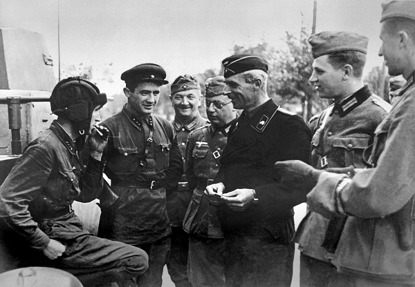 Сусрет совјетских и немачких официра у некада пољском граду Бресту, септембра1939. године, приликом прославе због успешне инвазије на Пољску. 